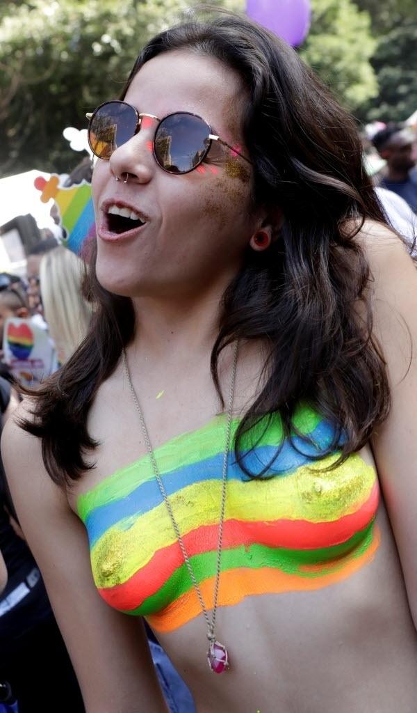 Teve quem ousasse a ponto de deixar a blusinha em casa e se "vestir" apenas com tintas coloridas - Paulo Whitaker/Reuters