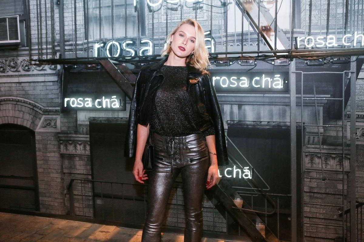 Recém Separada de Alexandre Pato, Fiorella Mattheis abusa do brilho em evento de moda em São Paulo - Iwi Onodera e Manuela Scarpa/Brazil News