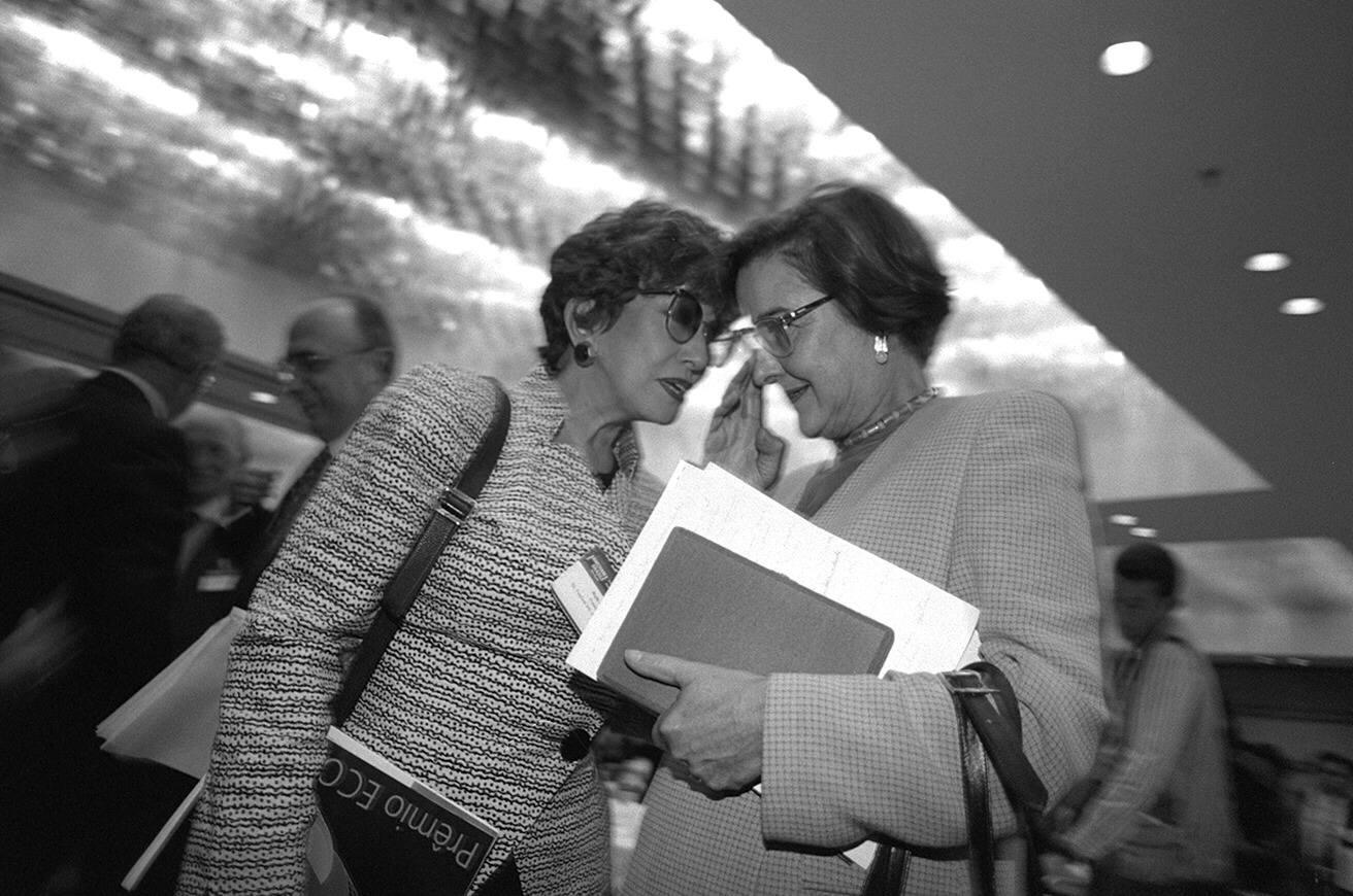 A atriz Ruth Escobar, participa de cerimônia de entrega do "Prêmio Eco 95", no Hotel Transamérica, ao lado de Dona Ruth Cardoso, primeira dama na época - Marlene Bergamo - 1.jul.1995/Folhapress