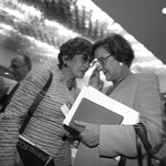 A atriz Ruth Escobar, participa de cerimônia de entrega do "Prêmio Eco 95", no Hotel Transamérica, ao lado de Dona Ruth Cardoso, primeira dama na época - Marlene Bergamo - 1.jul.1995/Folhapress