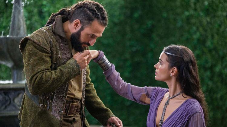 Constantino (José Fidalgo) e Catarina (Bruna Marquezine), em "Deus Salve o Rei"  - Marilia Cabral / TV Globo - Marilia Cabral / TV Globo