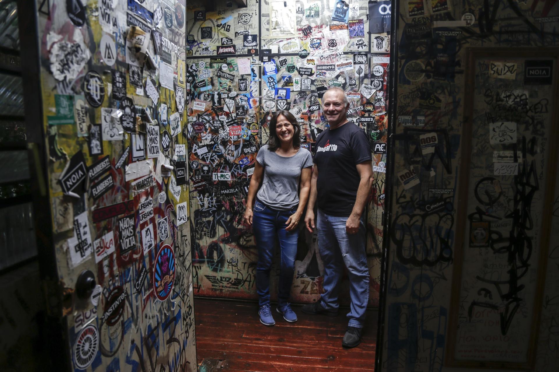 Após 19 anos, a casa de shows Hangar 110 vai fechar. Marcos "Alemão" Baldin e Cilmara Baldin estiveram à frente do local, ponto de encontro do punk, hardcore e metal - Marcelo Justo/UOL