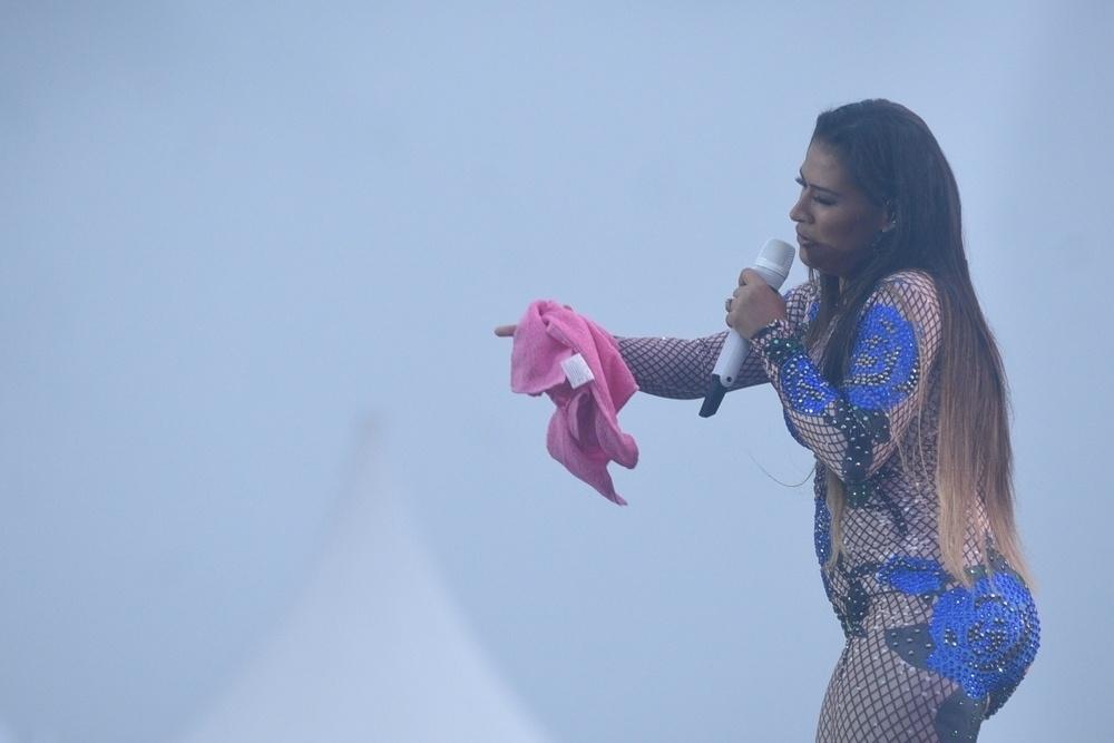 30.12.2017- Simone cantou debaixo de chuva no festival Villa Mix em Santa Catarina - Leo Franco / AgNews