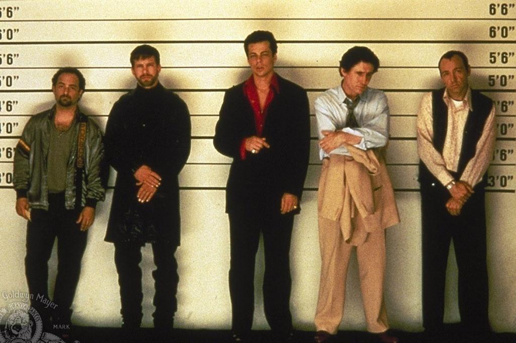 Kevin Spacey, Stephen Baldwin, Gabriel Byrne, Benicio Del Toro e Kevin Pollak em cena de "Os Suspeitos" (1995) - Divulgação