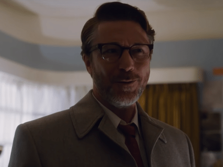 Aidan Gillen em cena de "Project Blue Book" - Reprodução
