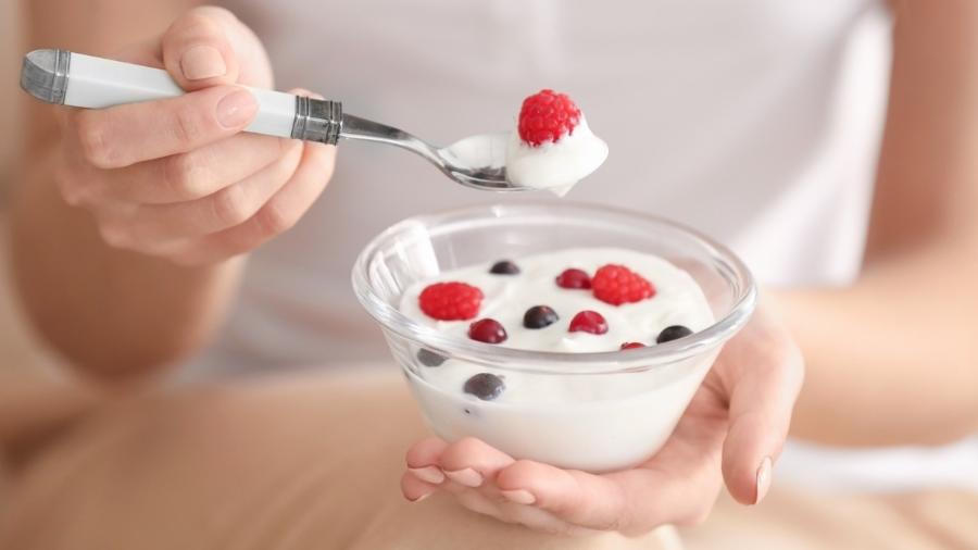 Diversas categorias de iogurtes do estudo britânico tinha mais açúcar do que refrigerantes - belchonock/Istock