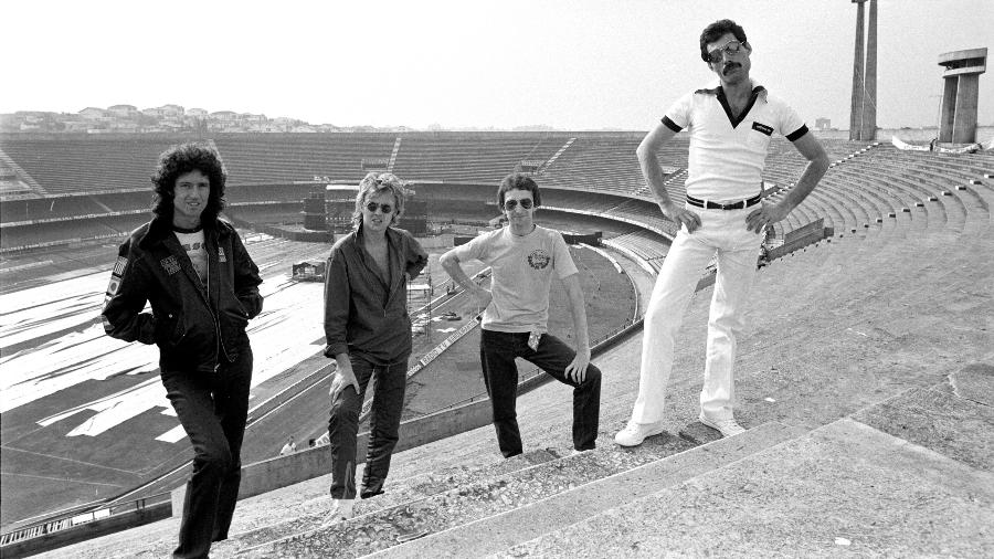 Queen posa na arquibancada do estádio do Morumbi - Neal Preston/Queen Productions