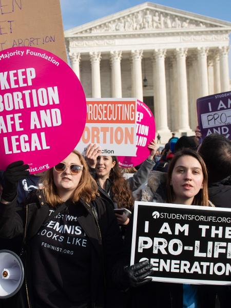 Ativistas protestam em frente à Suprema Corte americana, em Washington, em favor do direito ao aborto - AFP/2019