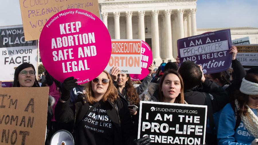 Ativistas pró-aborto protestam em frente à Suprema Corte americana, em Washington - AFP