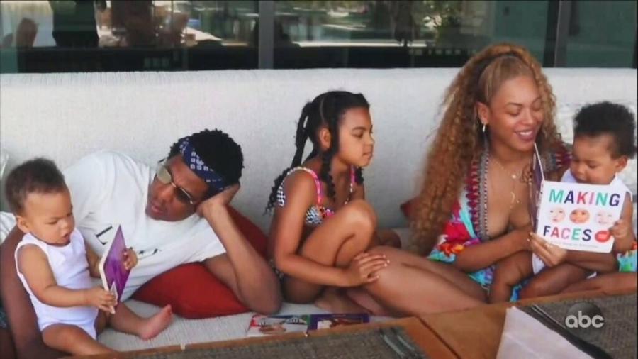 Beyoncé e Jay-Z com os filhos em Making the Gift - Reprodução/Twitter