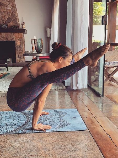 Isis Valverde publicou foto fazendo postura de ioga no Instagram - Reprodução/Instagram