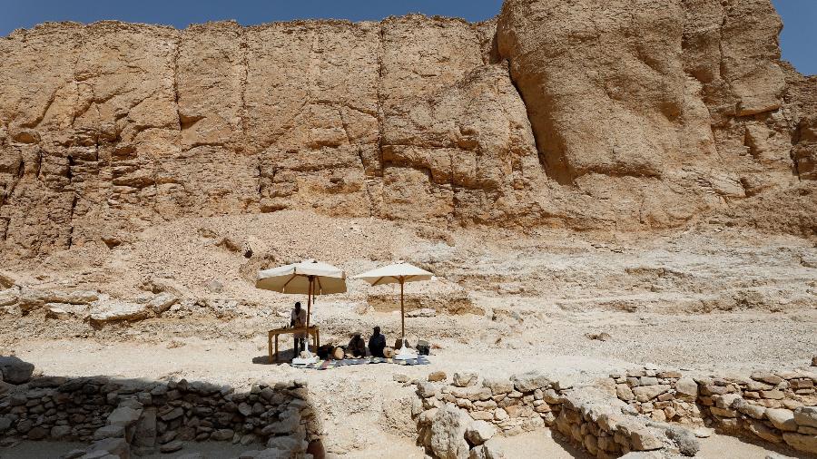 Arqueólogos egípcios trabalham em objetos descobertos em missão arqueológica no Vale dos Macacos, perto do Vale dos Reis, em Luxor  - Reuters