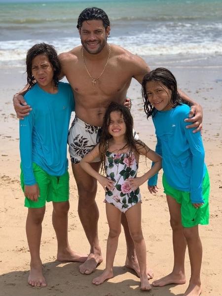 O jogador Hulk com os filhos Ian, Thiago e Alice - Reprodução/Instagram