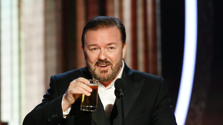 Ricky Gervais bebe enquanto apresenta o Globo de Ouro - Paul Drinkwater/NBCUniversal Media, LLC via Getty Images