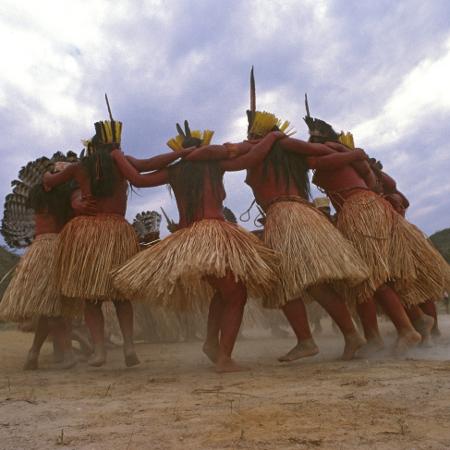 Membros da tribo indígena Yawanawa dançam - LightRocket via Getty Images