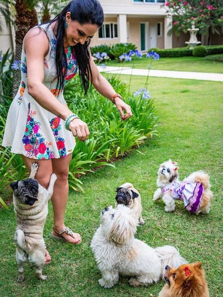 Graciele Lacerda, noiva de Zezé Di Camargo, e os cães da família - Reprodução/Instagram