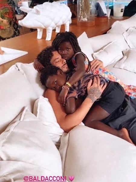 Giovanna Ewbank baba por Titi e Bless abraçados com Gian Luca  - Reprodução / Instagram