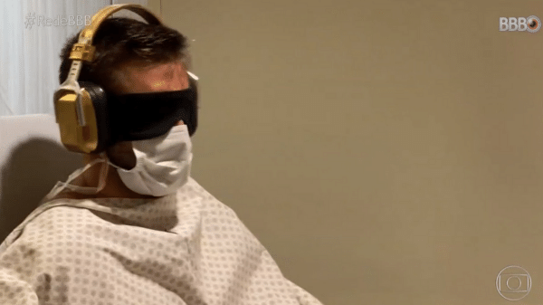 BBB 21: Arthur no hospital com venda e protetor auricular - Reprodução/Globoplay