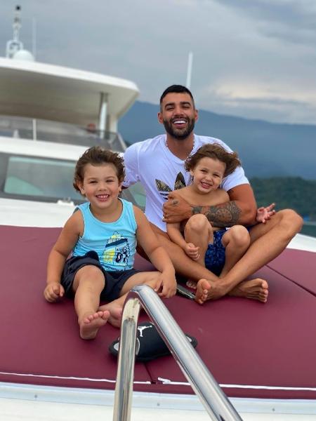 Gusttavo Lima posa com filhos em iate  - Reprodução/Instagram 