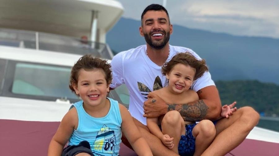 Gusttavo Lima posa com filhos, Gabriel e Samuel - Reprodução/Instagram 