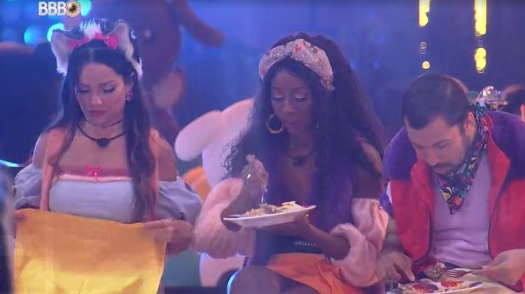 BBB 21: Juliette, Camilla e Gil comem durante festa  - Reprodução/ Globoplay - Reprodução/ Globoplay