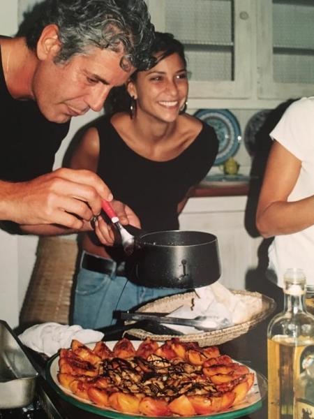 Anthony Bourdain cozinhando em Barra do Sahy, litoral de São Paulo, em 2003 - Arquivo pessoal