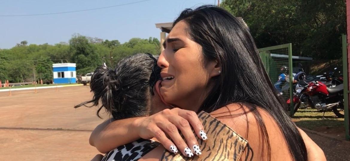Katleen abraça a mãe, Andreia Chagas, a primeira brasileira a entrar na Argentina: desde o início da pandemia não se encontravam - Luciana Taddeo/UOL