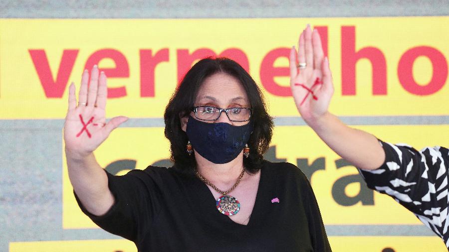 Damares Alves, ministra do MMFDH, com "x" na mão em alusão à campanha Sinal Vermelho, de combate à violência doméstica: orçamento não acompanha discurso - MMFDH