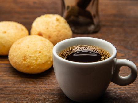 Novo café de Cuiabá tem pão de queijo com carne na lata, queijo abençoado  pelo Papa e doce de leite direto de MG :: Olhar Conceito