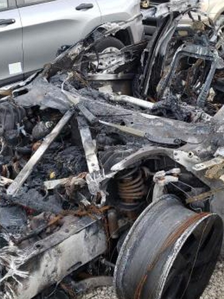 Carro eltrico pega fogo aps passar por enchente.  preocupante?