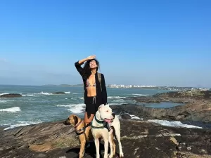 Jovem mineira desbrava litoral brasileiro em kombi-home com seus dois cães