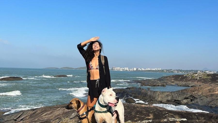 Liégy Resende desbrava o litoral brasileiro em sua kombi, Brisa, com seus dois cães - Acervo pessoal