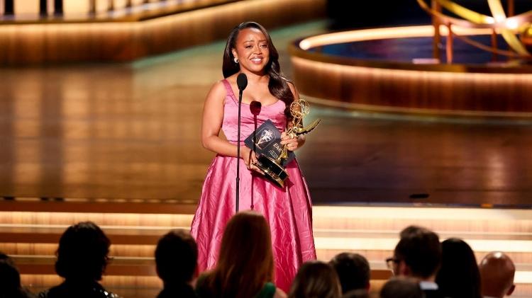Quinta Brunson recebendo seu prêmio no 75º Emmy Awards 