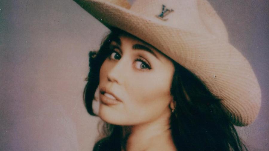 Miley Cyrus faz topless e posa de chapéu de cowboy para novo single