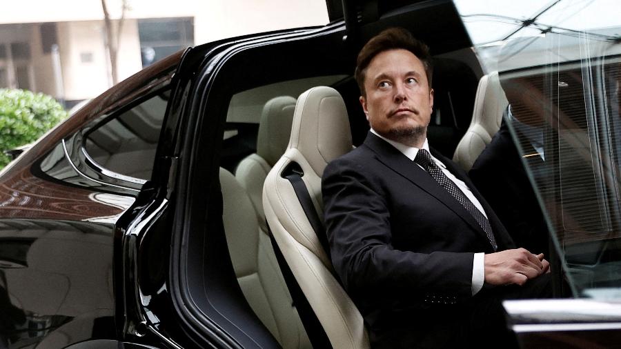 Elon Musk, diretor-executivo da Tesla, deixa carro Model X durante evento em Pequim, na China, em maio de 2023