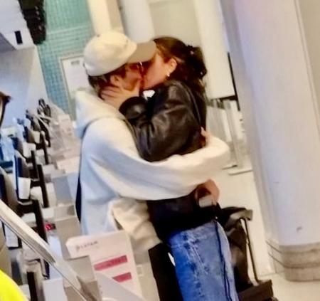 João Guilherme e Marquezine aos beijos no aeroporto