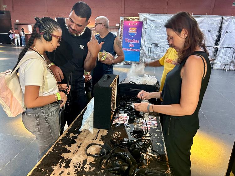 Distribuição de fones abafadores para pessoas com TEA