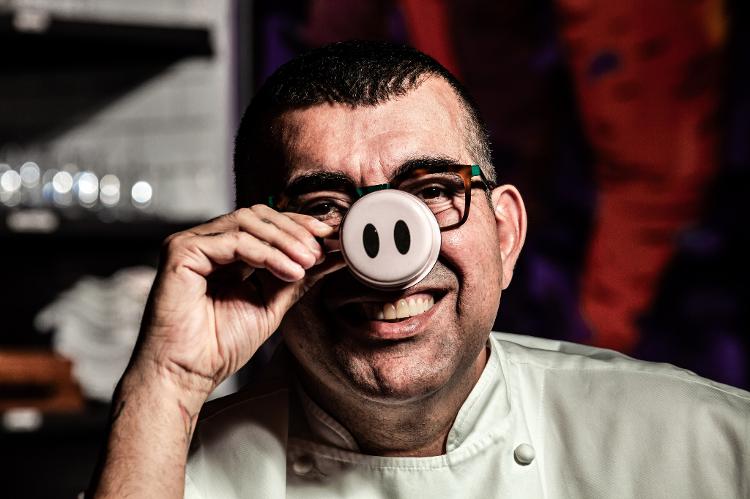 Chef Jefferson Rueda no seu restaurante A Casa do Porco Chef Jefferson Rueda no seu restaurante A Casa do Porco