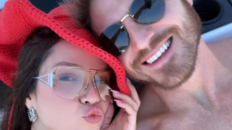 Juliette e Kaique Cerveny curtem passeio de barco em viagem para Itália