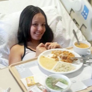 Larissa Manoela posta foto no hospital e tranquiliza os fãs