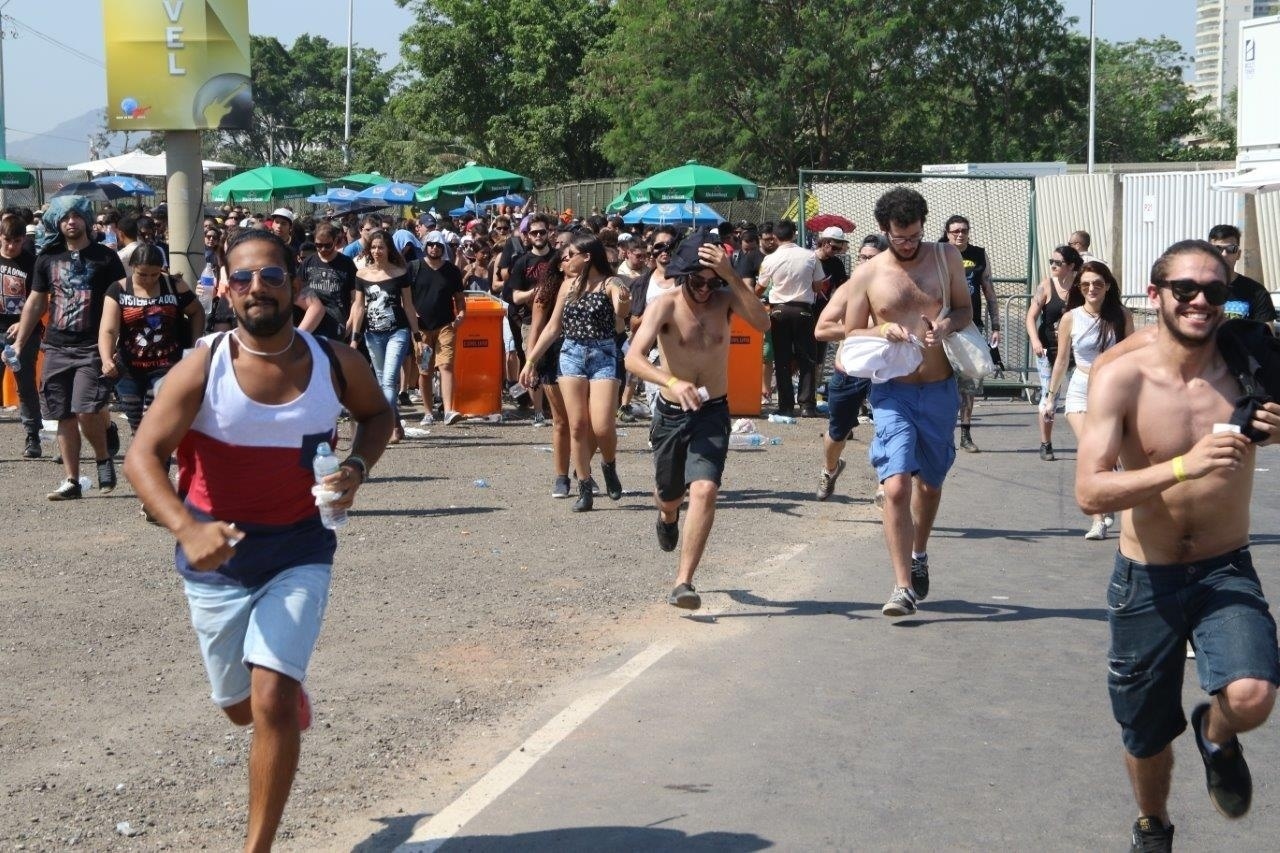 24.set.2015 - Público entra na Cidade do Rock no quarto dia de Rock in Rio - Zulmair Rocha/UOL
