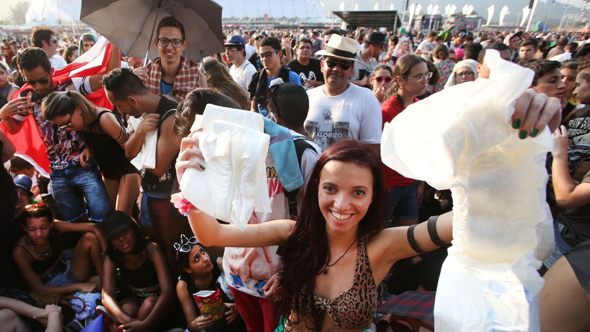 27.set.2015 - Fãs de Katy Perry já estão na grade do palco Mundo, à espera da cantora, que só se apresenta a 0h15. Alguns trouxeram até fraldas, para não perder o lugar. - Marco Antônio Teixeira/UOL