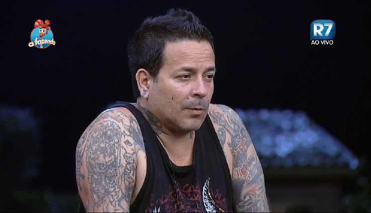 01.out.2015 - Edu K é o competidor mais tatuado de "A Fazenda 8" - Reprodução/Record