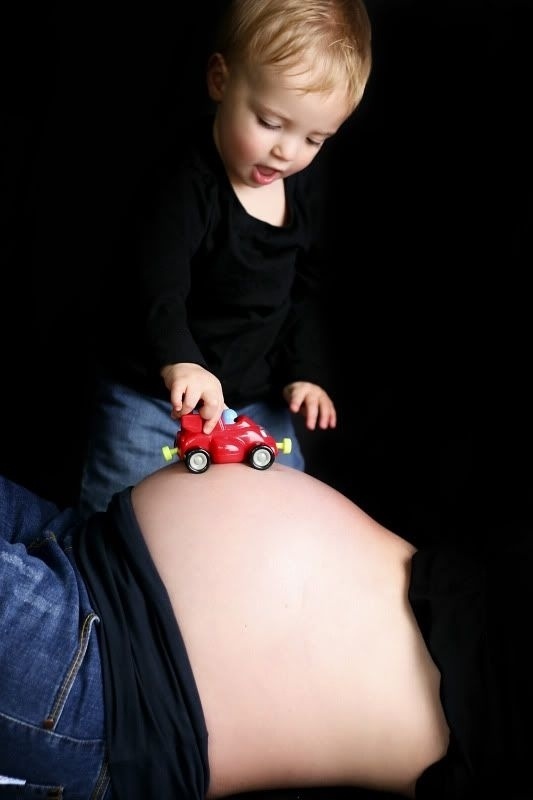 O bebê ainda nem nasceu, mas o irmão mais velho já encontrou uma forma de brincar com ele. Uma linda recordação para constar no álbum do segundo filho - Reprodução/Pinterest