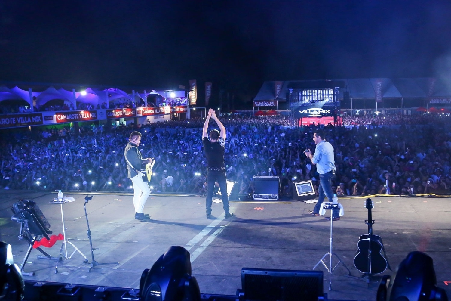 20.nov.2015 - Morador de Belém, Chimbinha (ao centro) cumprimenta o público de Bruno e Marrone no festival Villa Mix - Caio Duran / Azzi Agency / Divulgação