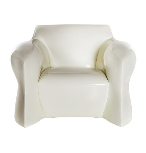 Desenhada em 2009 pelo ator Brad Pitt, a poltrona CC-2 em poliuretano faz parte da coleção Pitt-Pollaro (www.pitt-pollaro.com). As peças executadas pela empresa norte-americana Pollaro Custom Furniture se baseiam nos esboços de mobiliário produzidos pelo galã, em um período de dez anos - Divulgação/ Pitt-Pollaro