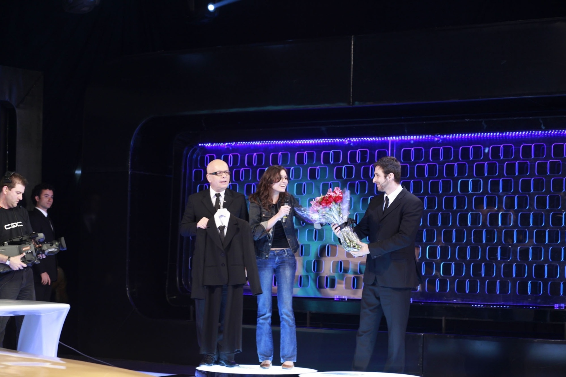 28.set.2009 - Monica Iozzi vence a final da vaga de repórter no "CQC", da Band e recebe o terninho das mãos de Tas e flores de Rafinha Bastos. Até então, a atriz de Ribeirão Preto nunca havia pensado em fazer televisão - Patricia Stavis/Folha Imagem