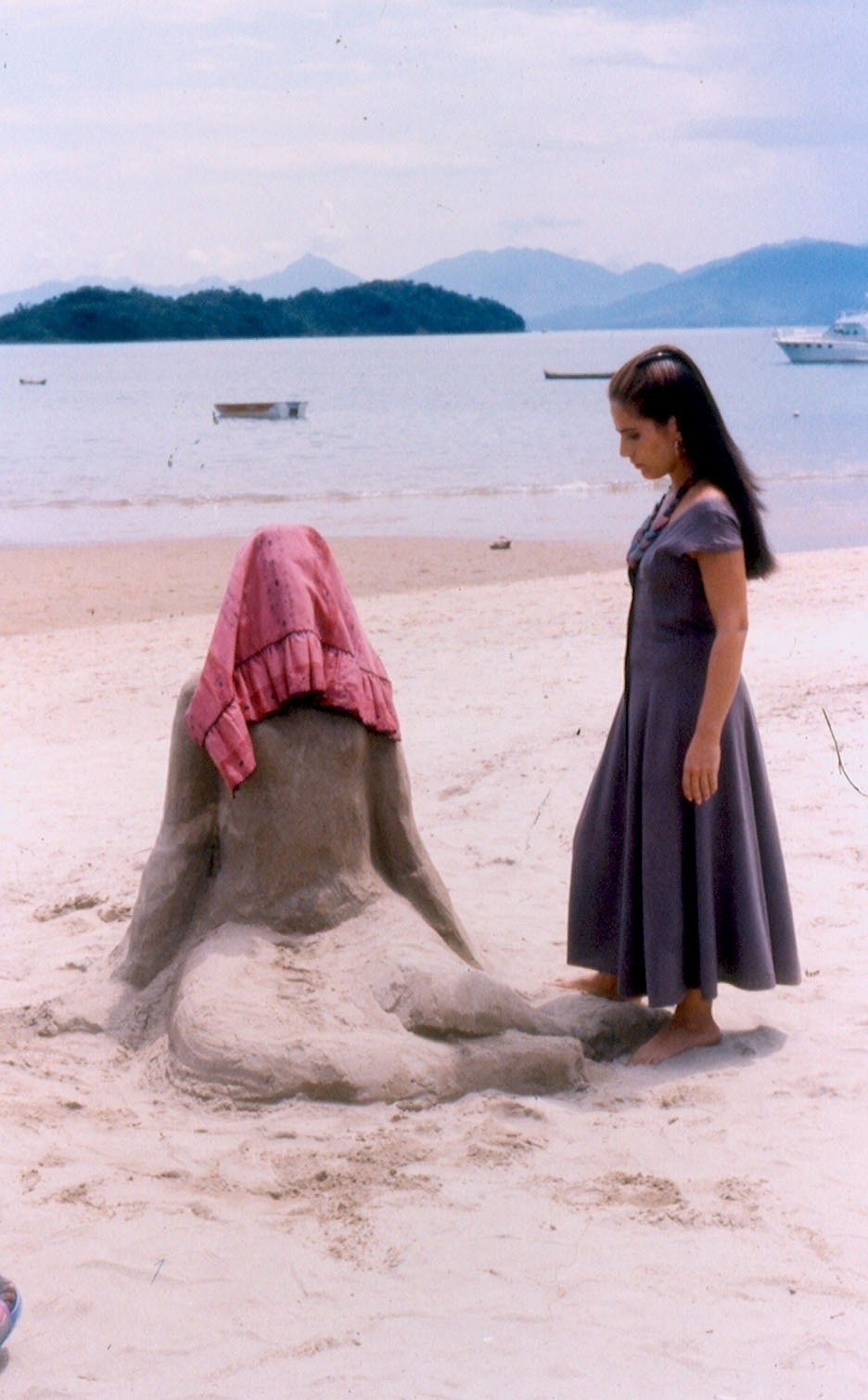 Raquel (Gloria Pires) se aproxima para destruir escultura de Ruth, sua irmã gêmea, feita por Tonho da Lua (Marcos Frota), em "Mulheres de Areia" (1993) - Divulgação/Viva