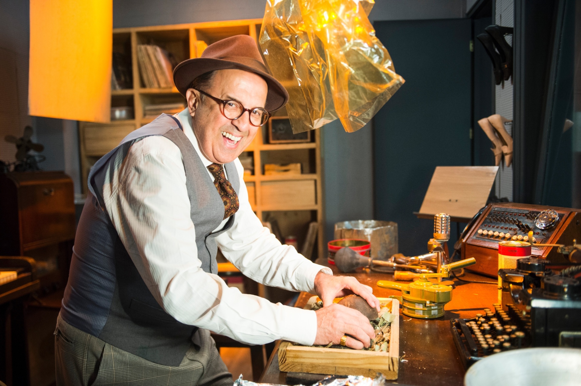 Cláudio Tovar interpreta o sonoplasta Evandro, morador da pensão de Camélia (Ana Lúcia Torre) em "Êta Mundo Bom" e responsável pelos efeitos sonoros em "Herança de Ódio" - João Miguel Júnior/TV Globo