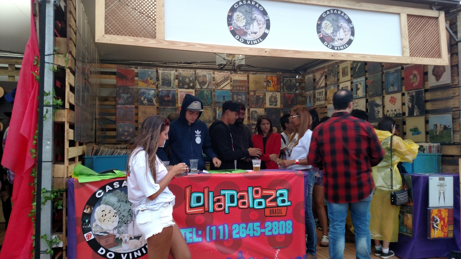 12.mar.2016 - Durante os 20 minutos em que o UOL permaneceu no espaço do Lollapalooza Brasil 2016 o movimento foi intenso. Com preços variando de R$ 29,90 a R$ 79, 90, os mais procurados foram Beatles, Smiths, Ramones, Pink Floyd e até Iron Maiden - Leonardo Rodrigues/UOL